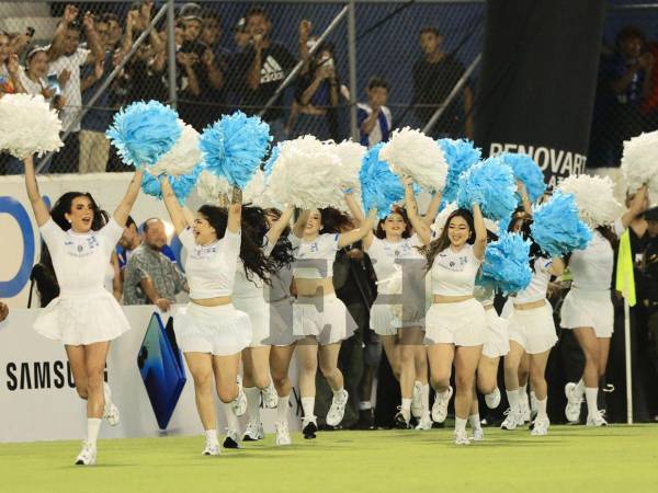 Cuando ingresaron al estadio fue una ovación total. Habían llegado las pomponeras de la Selección de TikTokers de Honduras. Las bellas catrachas lucían como todas unas porristas profesionales y además estaban preciosas. Aquí las imágenes.