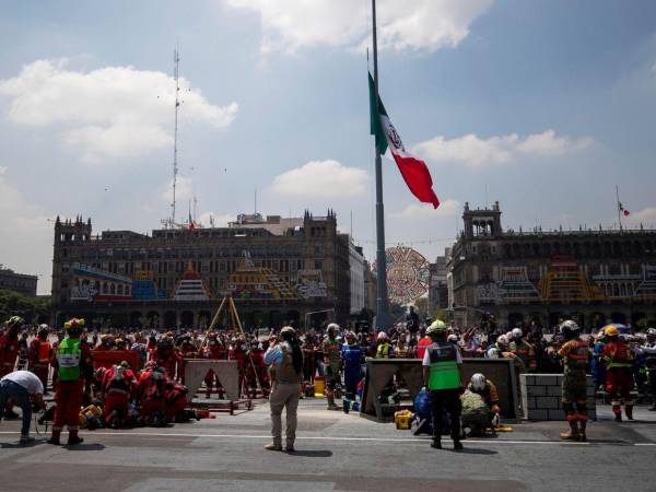 Muchas personas llegan al Zócalo en Ciudad de México como parte del simulacro.