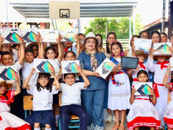 La ministra de Educación, Arely Argueta, entregó los dispositivos electrónicos a los estudiantes de la Escuela Juan Lindo, ubicada en Gracias Lempira.