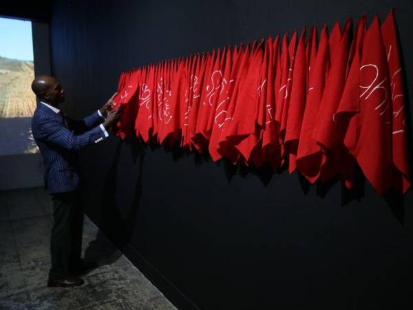 Las obras conversan entre sí desde distintas geografías y lenguajes. Hay piezas que recuperan memoria de dictaduras y represión estatal. Otras documentan experiencias migratorias y la construcción del otro como amenaza. La obra de la imagen es Lenguaje de supervivencia de David Fernando López.