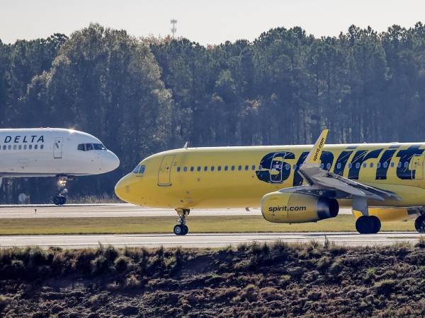 La Administración del presidente de EE.UU., Donald Trump, dio un paso este sábado al anunciar una ayuda para los pasajeros y empleados de Spirit, luego de que la aerolínea anunciara el cese de operaciones tras no llegar a un acuerdo para un rescate gubernamental que inyectara el dinero que necesitaba para continuar volando.