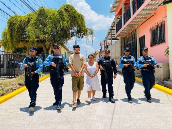 José Ariel Kee López y Paola Elizabeth Cabrera Cortés, al momento de ser capturados por la Policía Nacional.