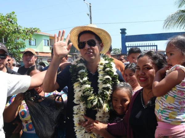 El candidato a la Presidencia de Bolivia, Andrónico Rodríguez, por Alianza Popular, saluda luego de votar este domingo, en Entre Ríos.