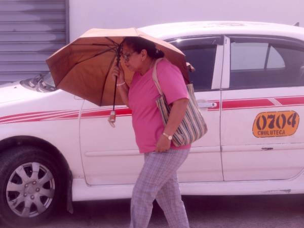 En Choluteca es común ver a las personas usar sombreros o cubrirse del inclemente sol con sombrilla. En algunos días las temperaturas superan los 40 grados.