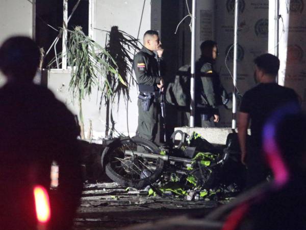 Entre los heridos hay dos policías con lesiones de gravedad, mientras que hay cuantiosos daños materiales en la infraestructura policial.