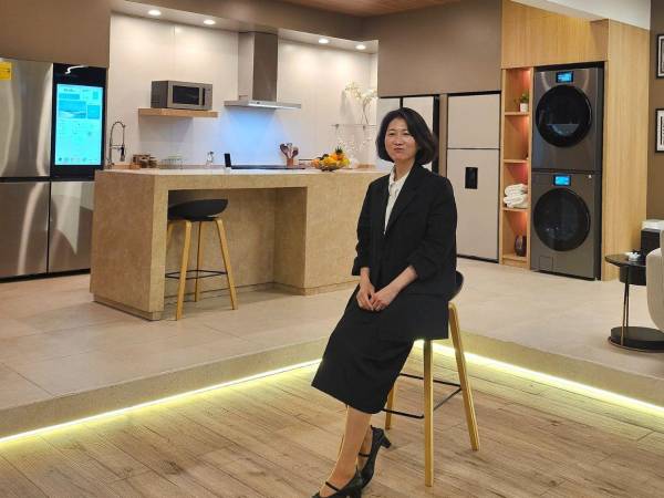 Bona Lee, VP Corporativa de Costumer Experience de Samsung, explica como por medio de la IA se automatizan muchas de las tareas que antes las personas tenían que realizar manualmente.