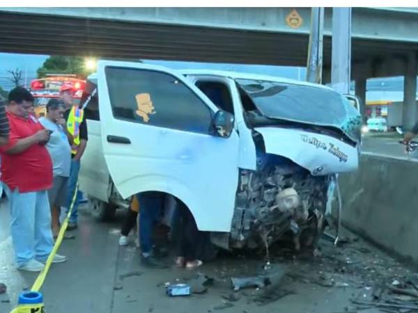 Un hombre que conducía un rapidito se estrelló con una barrera de concreto en San Pedro Sula.