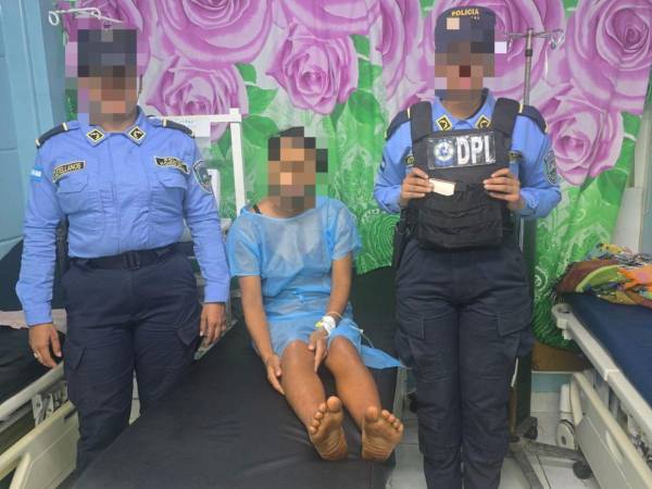 La mujer fue examinada en un centro hospitalario tras su detención.