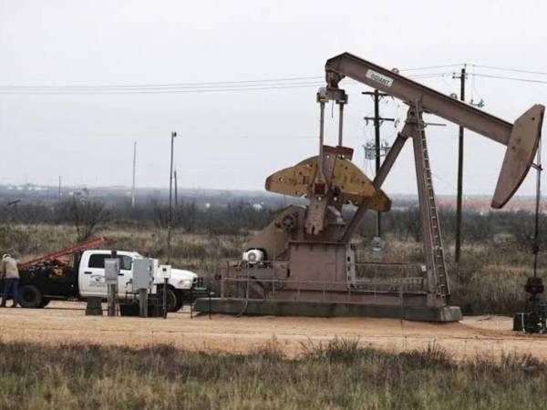 El petróleo WTI cae un 3,9% y roza los 70 dólares al normalizarse el tráfico en Ormuz. Trump ordena investigar el precio de la gasolina en EE UU.