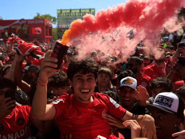 Canadá agregó este domingo un nuevo capitulo a su mejor historia de participaciones en los mundiales al eliminar a Sudáfrica por 0-1 con un gol en los 92 minutos y avanzar a los octavos de final, donde se citará con Países Bajos o Marruecos. Ante los resultados, los aficionados se unieron en una gran celebración en las principales calles del país. A continuación las imágenes.