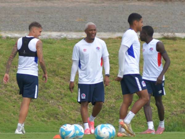 Deybi Flores dejó su equipo en Arabia Saudita y ahora aparece en el Olimpia.