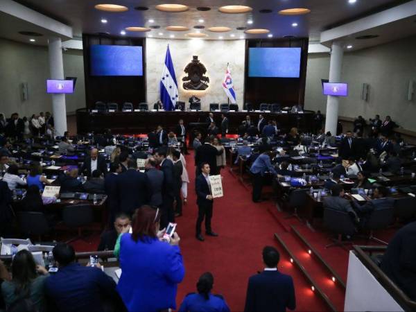 Diputados del Partido Liberal impulsan juicios políticos contra funcionarios afines a Libre, mientras el Congreso aún no alcanza los votos requeridos.