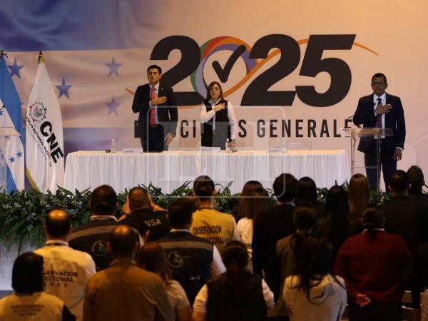 Los consejeros del Consejo Nacional Electoral (CNE), Ana Paola Hall y Marlon Ochoa, desde el Instituto Central, presidieron el banderillazo inicial.