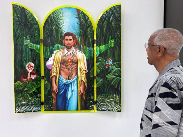 Un hombre observa una pintura inspirada en el cantante Bad Bunny durante la exposición 'Benito 100 x 35' este miércoles, en la Galería I Am Art en San Juan, Puerto Rico.