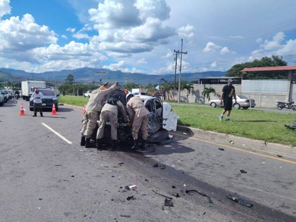 Personal del Cuerpo de Bomberos de Honduras y Fuerzas Armadas, atendieron la emergencia y rescataron a las personas heridas y las trasladaron a un centro asistencial en la capital.