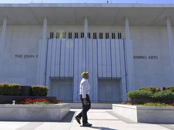 <b>DECISIÓN:</b> Un hombre camina frente al Centro Kennedy, el prestigioso centro de artes escénicas, que fue clausurado ayer por orden del presidente de Estados Unidos, Donald Trump, después de que un juez bloqueara rebautizar la institución con su nombre.