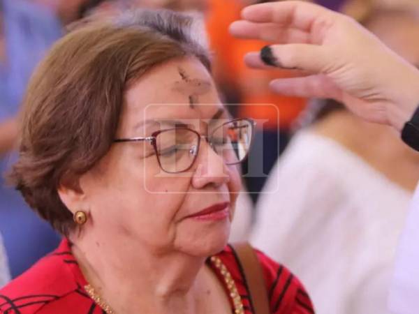 La imposición de la cruz de ceniza en la frente simboliza que el ser humano volverá al polvo.