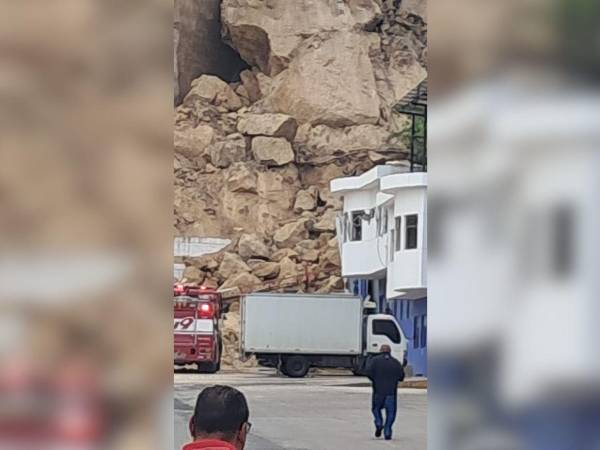 Las primeras imágenes del alud de tierra que destruyó bodegas en el anillo periférico