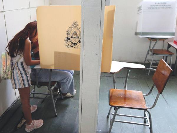 Algunos electores asistieron con sus hijos a cumplir con el derecho de votar.