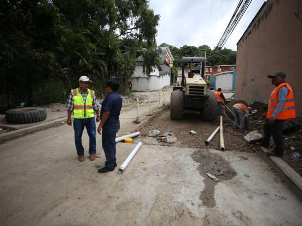 Con una inversión superior a 5.3 millones de lempiras, la Municipalidad avanza en El Dorado, renovando alcantarillado y pavimento de la calle principal.