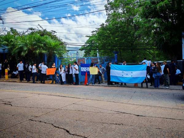 La Escuela Nacional de Música permanece sin clases luego de que padres de familia protestaran por el retiro de personal del centro.