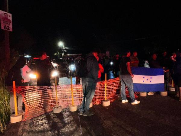 La noche del miércoles, unas 60 personas paralizaron el tráfico vehicular para exigir prontitud en proyectos de pavimentación