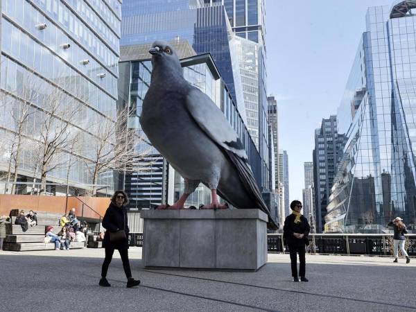 Nueva York despide con una fiesta este 21 de marzo a su paloma favorita, 'Dinosaur', la escultura hiperrealista de un ave de seis metros de altura que ha transformado el paisaje urbano del High Line de Manhattan.
