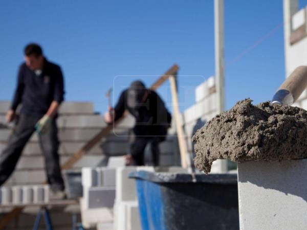 Organizaciones hondureñas como la Cámara Hondureña de la Industria de la Construcción (Chico) y el Colegio de Ingenieros Civiles de Honduras (Cich) coinciden en que el éxodo de mano de obra calificada, como albañiles y soldadores, afecta la industria porque al haber escasez de oferta laboral los costos suben.