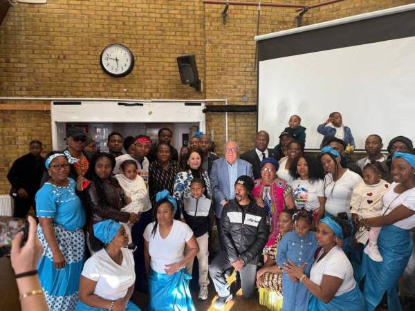 Las actividades incluyeron presentaciones artísticas que resaltaron la identidad cultural garífuna, con danzas tradicionales y música autóctona interpretada por grupos locales.