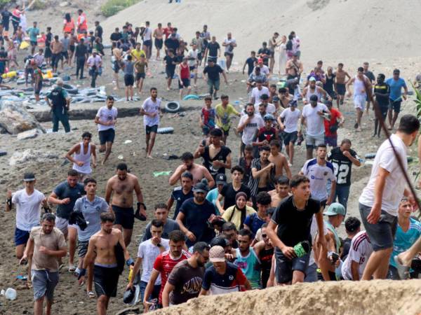 Tribunal de Tetuán procesa a 25 personas por cruces clandestinos hacia Ceuta, España.