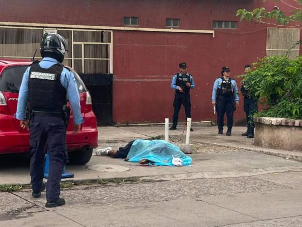 El cuerpo del hombre quedó tendido en una de las aceras de la colonia.