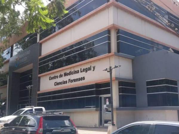 Según explicó García, la funcionaria no verificó correctamente las identidades y entregó de manera equivocada los cadáveres a sus respectivos familiares