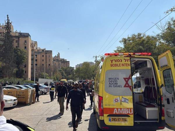 Los equipos están atendiendo a un hombre de 35 años en estado moderado y a otras 14 personas en estado leve, y evacuándolas al Hospital de Soroka con heridas por fragmentos de vidrio, detalló el servicio de emergencias israelí Magen David Adom.
