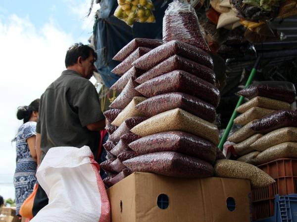 El monitoreo de DEFCO registra disminuciones en frijol rosado, maíz y huevos en los principales mercados de Tegucigalpa, gracias al nuevo abastecimiento.