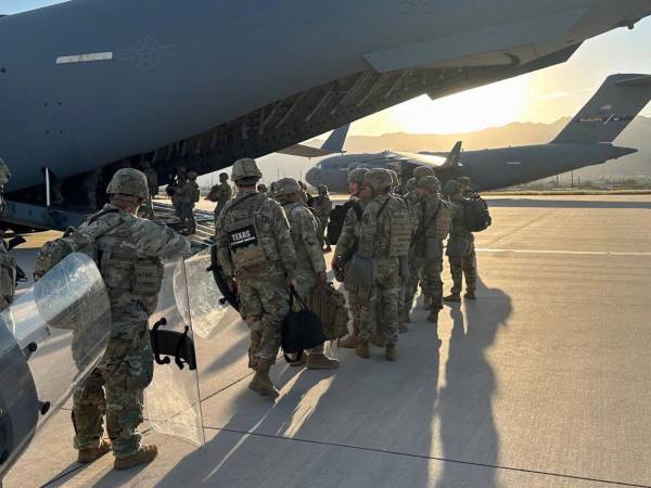 A los 200 miembros de la Guardia Nacional de Texas, enviados por el gobernador republicano Greg Abbott, podrían unirse unos 300 miembros de Illinois.