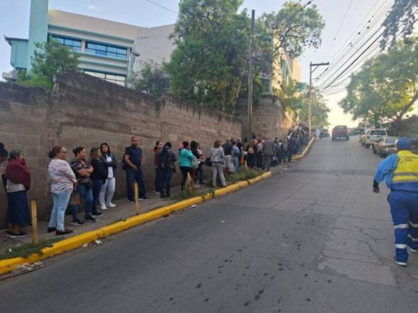Los derechohabientes madrugaron para lograr un cupo; sin embargo, los portones del IHSS fueron abiertos una hora después, como parte del cambio de horario.