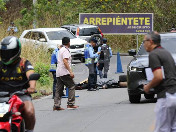 Autoridades policiales acordonaron la zona tras el accidente que cobró la vida del motociclista, preliminarmente identificado como José Carlos Fúnez, de 25 años, en la peligrosa cuesta El Chile de Comayagüela. Lo que se sabe del fatal accidente.