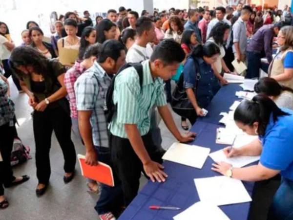 Miles de jóvenes están desempleados y demandan un empleo para tener ingresos económicos dignos y de esa manera evitar migrar a otros países.