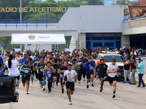 Al finalizar el evento, más de 350 estudiantes, docentes y colaboradores de la UNAH disfrutaron de música, baile y un ambiente de convivencia en el Palacio Universitario de los Deportes.