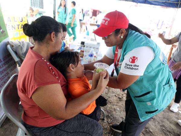 Personas de todas las edades participaron en la jornada de Servicios Integrales gatuitos Save The Children en colonia La Era de Tegucigalpa.