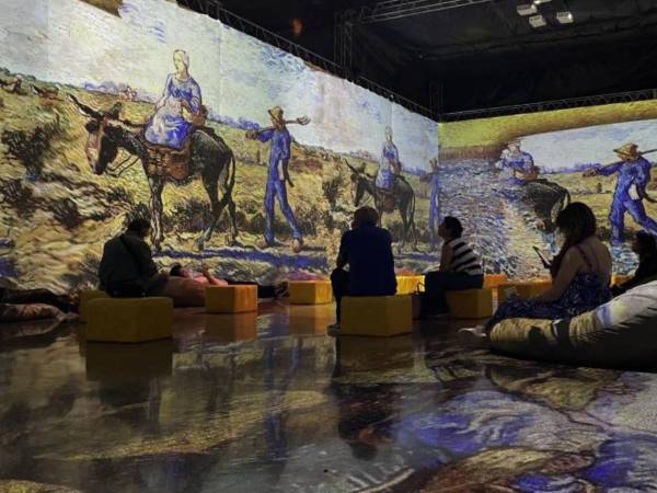 La experiencia está estructurada en nueve secciones temáticas. Desde una galería con reproducciones de los lienzos y la biografía de Van Gogh, hasta la icónica Immersive Mirror Room.