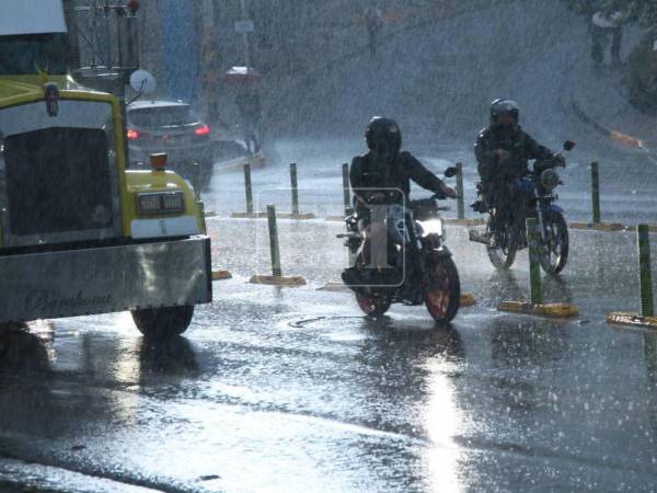 La sequía cada vez empeora en Honduras y las autoridades buscan alternativas para enfrentar sus efectos. La estimulación de las nubes comenzará con unos 20 vuelos sobre las zonas afectadas por la falta de lluvias. Los vuelos estarán a cargo de la empresa mexicana Startup Renaissance. Con la estimulación artificial de nubes, las autoridades buscan provocar lluvias sobre 2.3 millones de hectáreas en zonas afectadas por la sequía en Honduras. ¿Cómo se hará y cómo funciona?