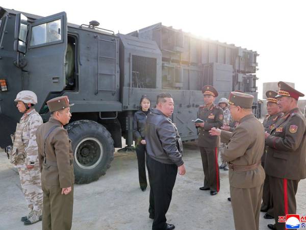 El país realizó una prueba con misiles balísticos tácticos bajo la supervisión del líder del país, Kim Jong-un.