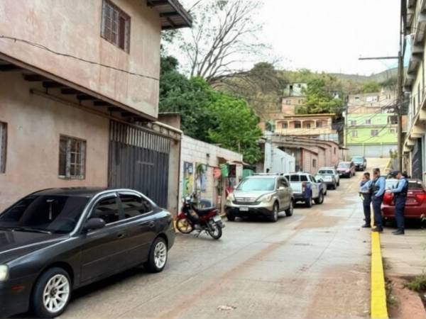 De acuerdo con información preliminar, el crimen ocurrió dentro de la vivienda que ambos compartían como pareja.