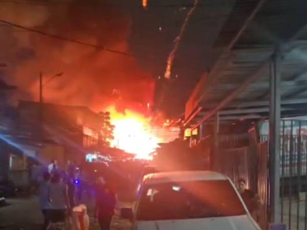 El incendio se inició en un puesto de cohetes.