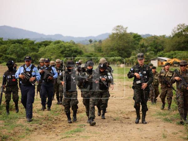 Los militares tienen ocho días de haber intensificado los operativos en la frontera entre Honduras y Guatemala, donde buscan a los 150 hombres que participaron en la muerte de cinco policías.