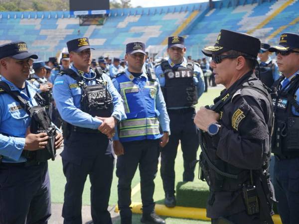 La Policía recordó que está estrictamente prohibido ingresar armas de fuego, objetos punzocortantes, pólvora, dispositivos láser, envases de vidrio o plástico y cualquier objeto contundente que pueda poner en riesgo la integridad de los asistentes.