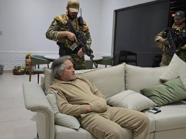 Integrantes de las Fuerzas Armadas custodiando al presunto líder del grupo criminal La Barredora, Hernán Bermúdez Requena,