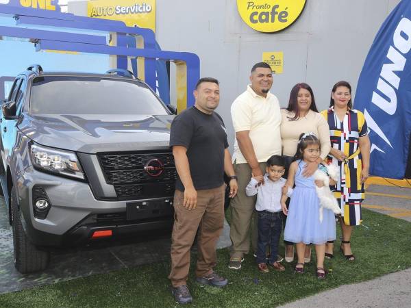 Estaciones de Servicio UNO y Tiendas Pronto realizaron la entrega de una Nissan Frontier PRO-4X al ganador del tercer sorteo de la promoción “UNO te une a la fiesta del fútbol”, Fransua Herrera.