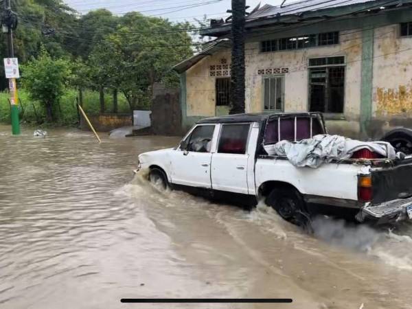 Inundaciones, árboles caídos y calles anegadas son parte de los daños que han dejado las intensas lluvias registradas, en las últimas horas, en la zona norte de Honduras.